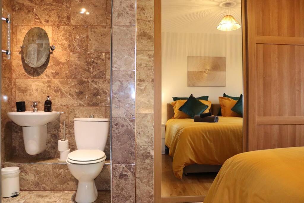 Cosy 3 Bedroom 2 Bathroom House With Parking Sheldon  Exterior photo
